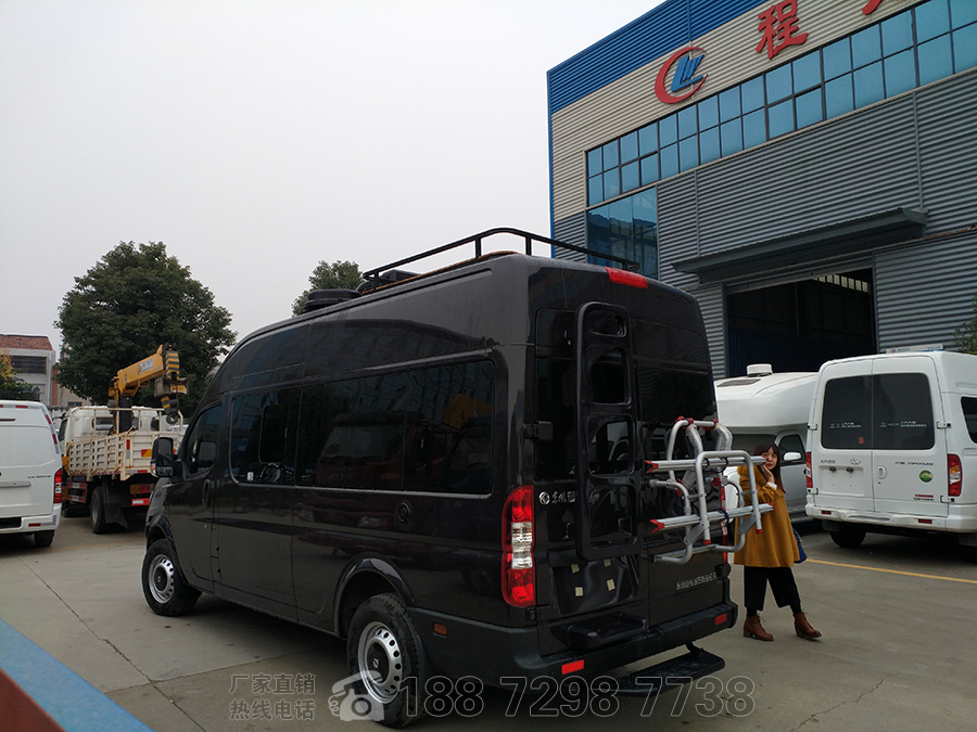 東風(fēng)御風(fēng)長(zhǎng)軸高頂B型房車(chē)自動(dòng)擋外觀三