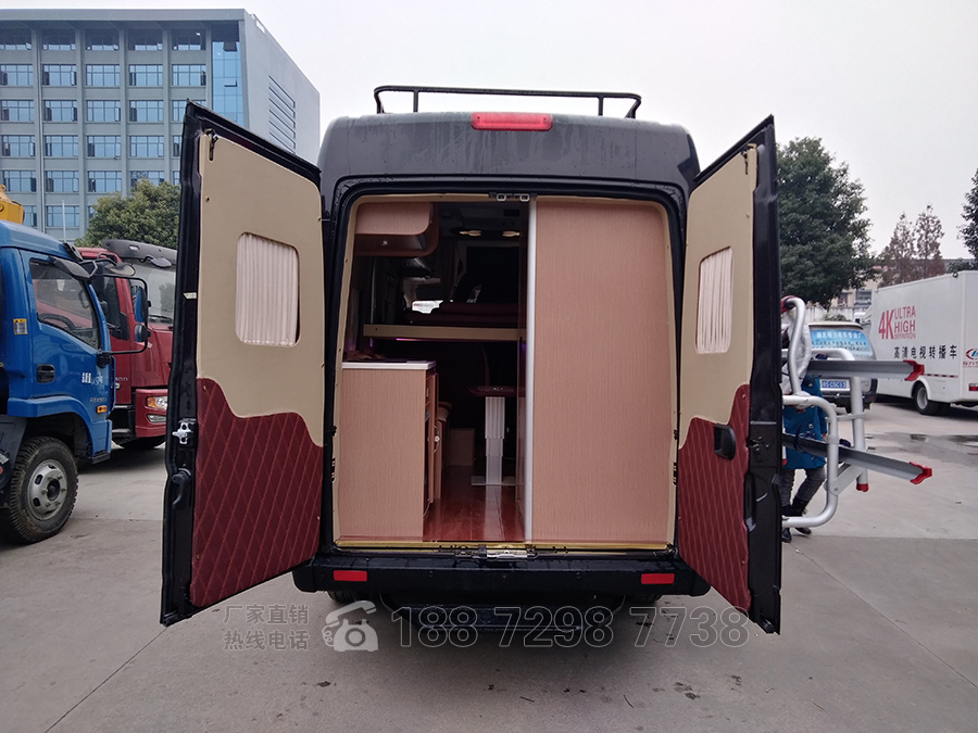 東風(fēng)御風(fēng)長(zhǎng)軸高頂B型房車(chē)自動(dòng)擋內(nèi)飾1
