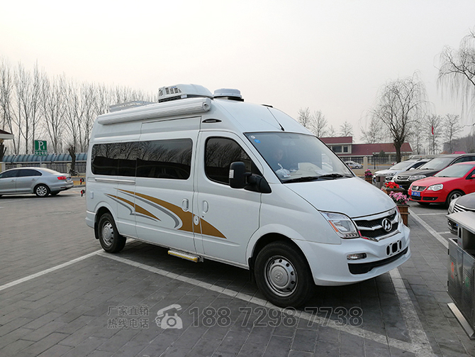 上汽大通V80長軸高頂B型房車多方位展示圖1