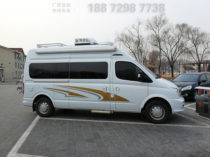 上汽大通V80長軸高頂B型房車多方位展示圖3