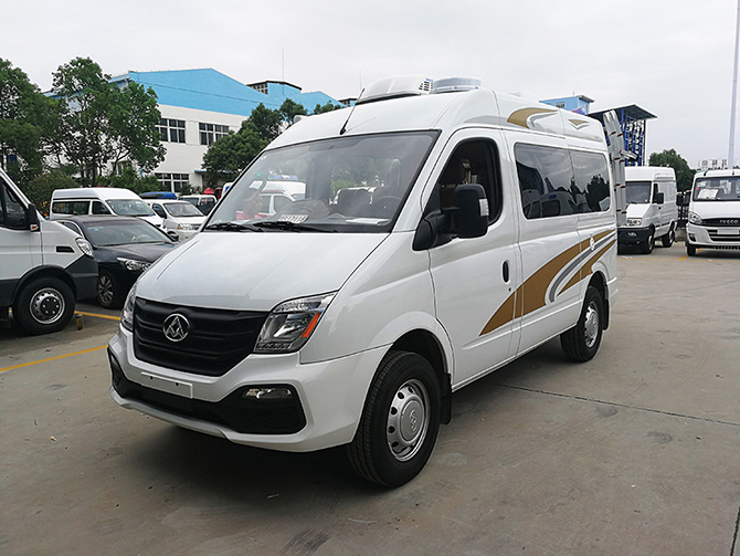 上汽大通V80短軸中頂B型房車多方位展示圖1