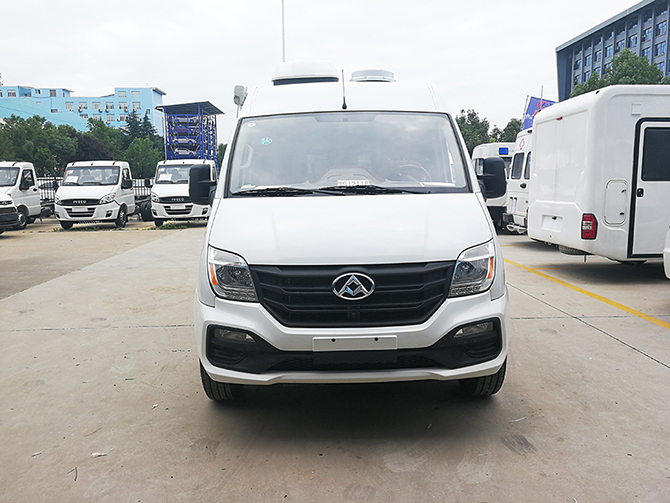 上汽大通V80短軸中頂B型房車多方位展示圖2