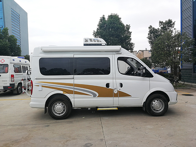 上汽大通V80短軸中頂B型房車多方位展示圖3