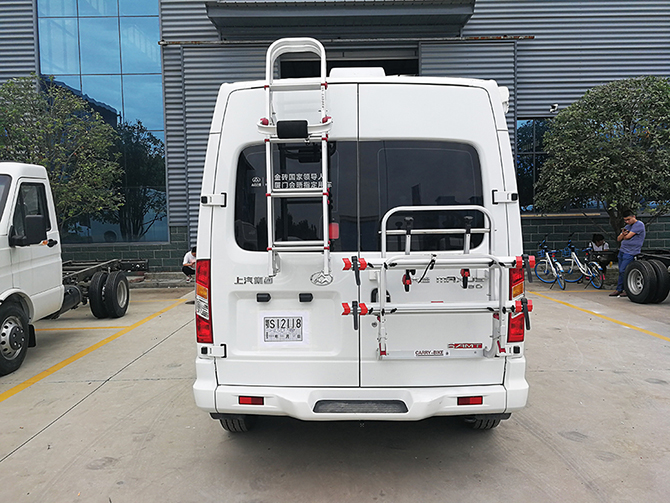 上汽大通V80短軸中頂B型房車多方位展示圖4