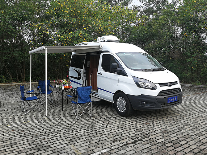 福特新全順中軸中頂B型房車(chē)多方位展示圖3