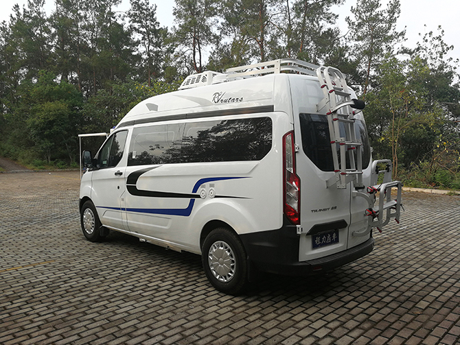 福特新全順中軸中頂B型房車(chē)多方位展示圖4