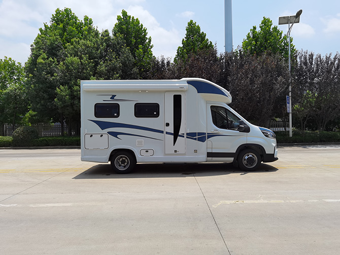 上汽大通V90小額頭C型房車多方位展示圖1