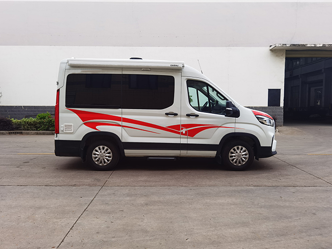 上汽大通V90短軸高（中）頂B型房車(chē)多方位展示圖1