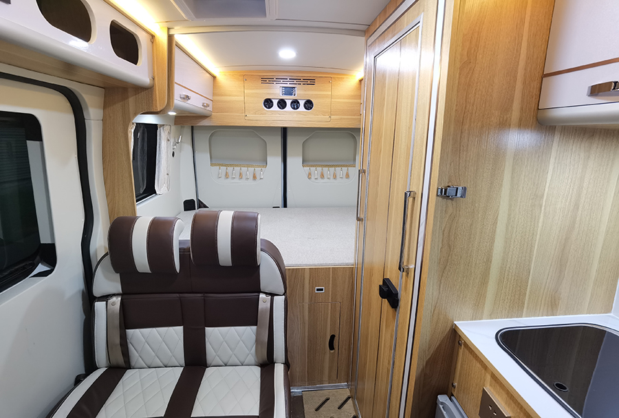 上汽大通V90短軸高頂房車(chē)3