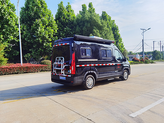 上汽大通V90長(zhǎng)軸高頂B型房車多方位展示圖2