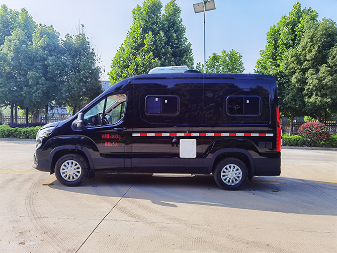 上汽大通V90長(zhǎng)軸高頂B型房車多方位展示圖3