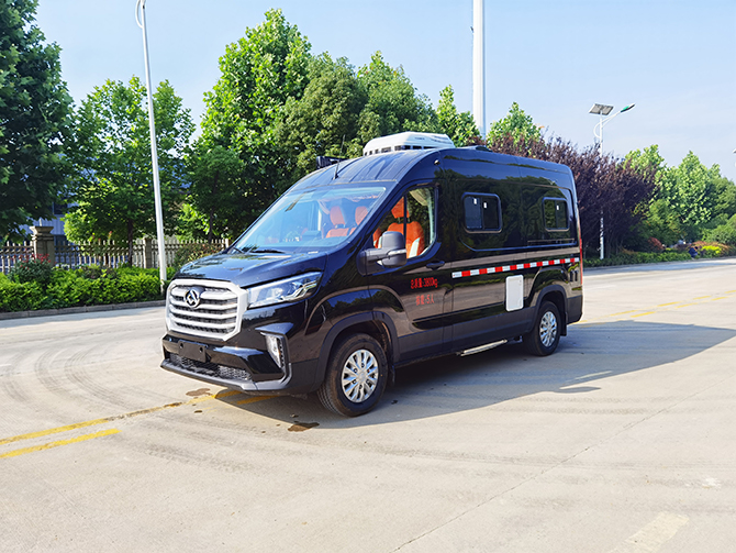 上汽大通V90長(zhǎng)軸高頂B型房車多方位展示圖4