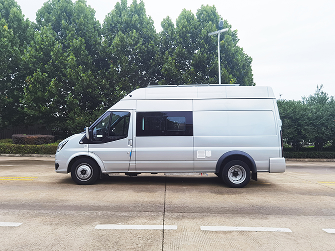 福特新世代全順V348后雙胎加長(zhǎng)軸高頂房車多方位展示圖3