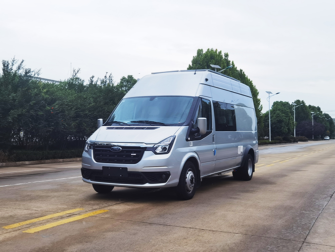 福特新世代全順V348后雙胎加長(zhǎng)軸高頂房車多方位展示圖4